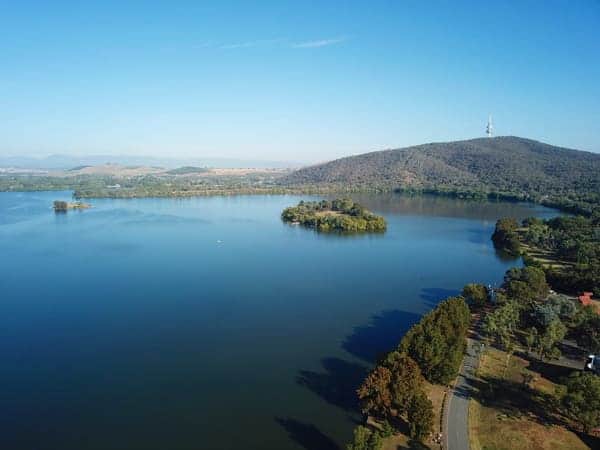 Panoramic view of Lake Burley Griffin in Canberra, illustrating the natural beauty of the actual capital of Australia, often confused with Sydney, as explored in the blog post
