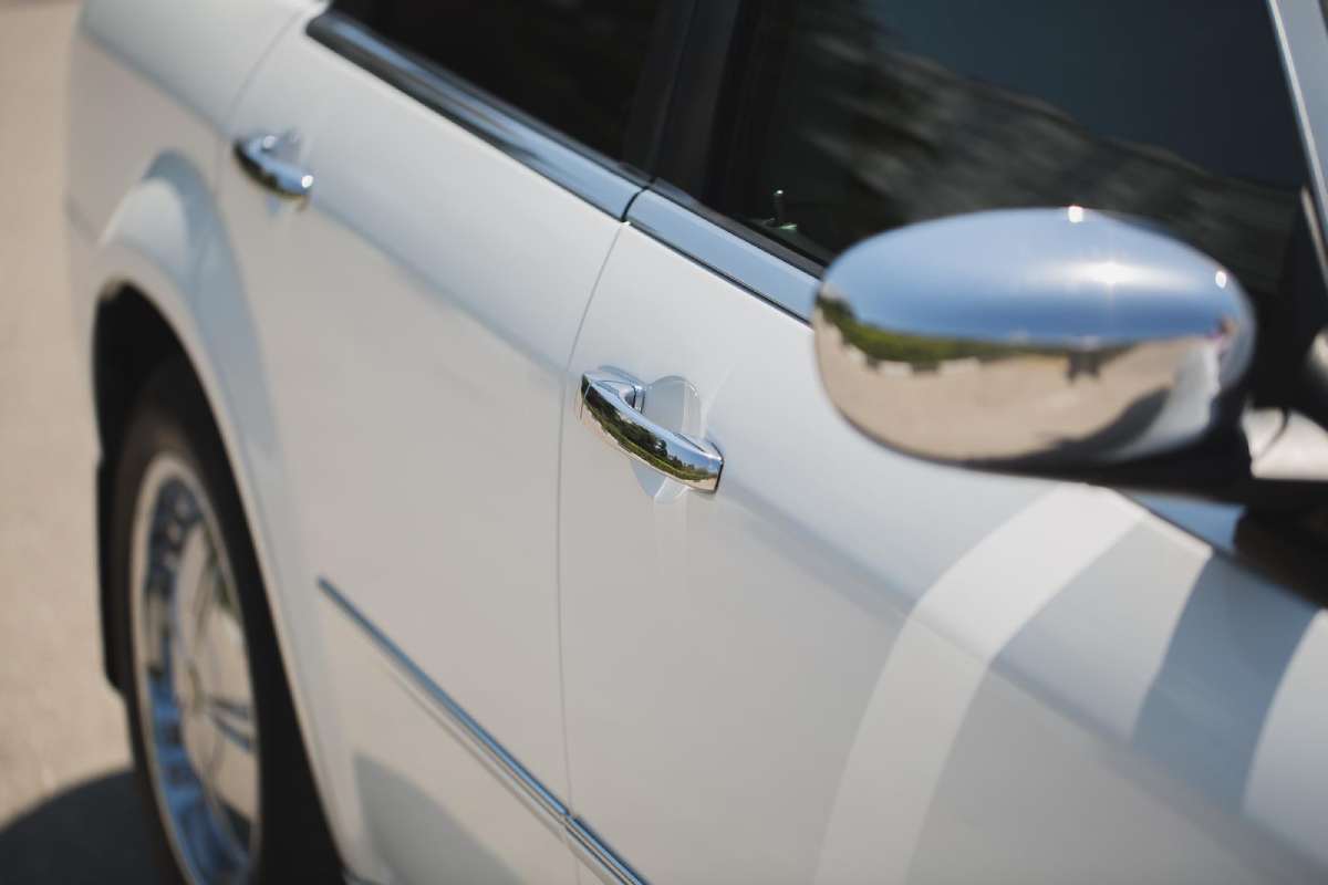 Close-up of a white car with a silver door handle, representing the sleek and modern vehicles used by Uber in Sydney for convenient and comfortable rides.