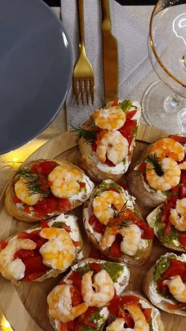 A festive platter of shrimp appetisers, highlighting the fresh seafood commonly enjoyed during Christmas lunch in Cairns.