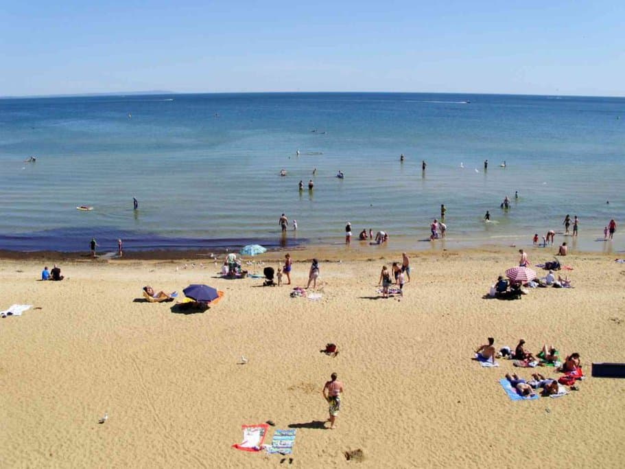 A hot day at Mentone, bayside suburb of Melbourne