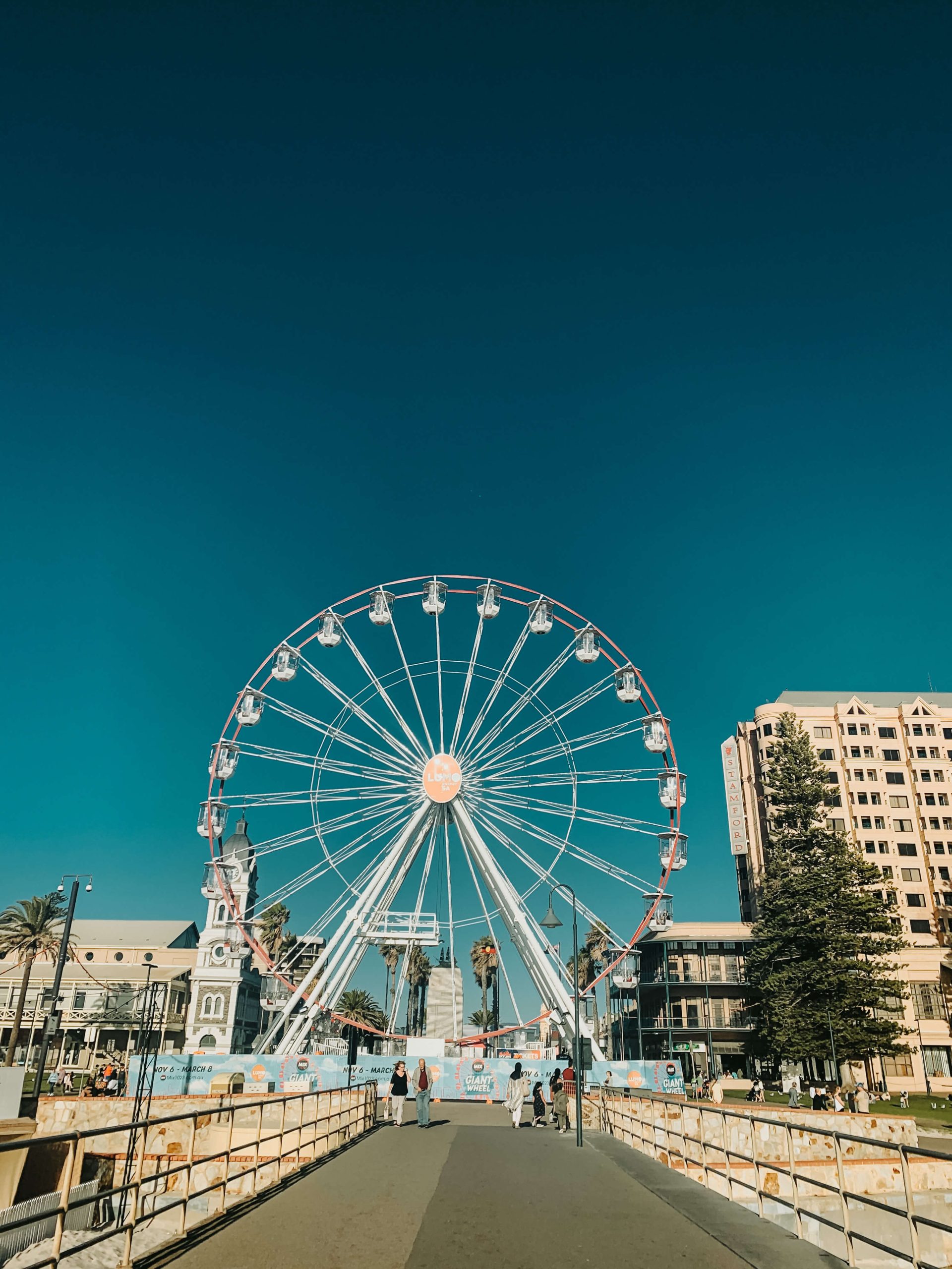 The ferris wheel in front of Glenelg Bech