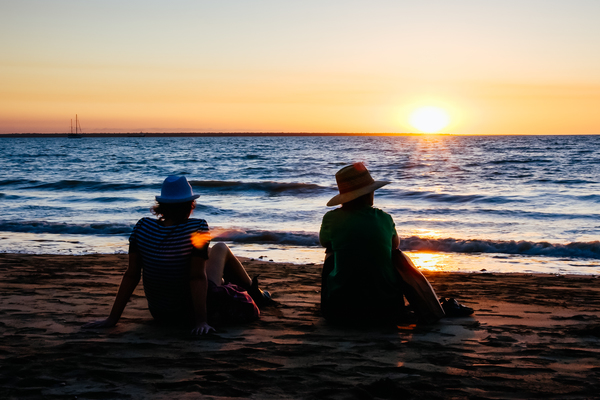 Two people in front of the Mindil Beach in Darwin