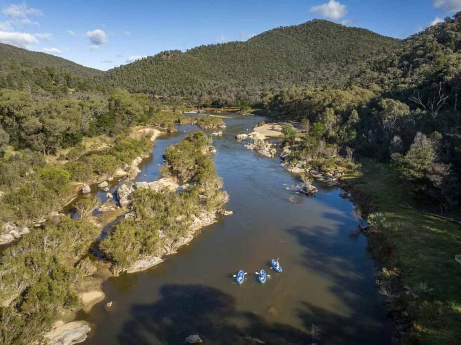 Kayakers paddling along the Murrumbidgee River, surrounded by lush bushland and rugged terrain. This secluded waterway is a hidden treasure in the ACT, perfect for outdoor enthusiasts looking for a peaceful escape into nature. The river offers stunning scenery, swimming spots, and a chance to explore one of Canberra’s lesser-known natural gems.