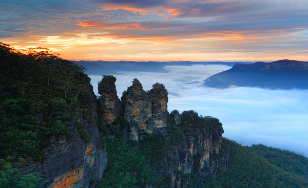 scenic-sunrise-three-sisters-echo-point-blue-mountains-australia