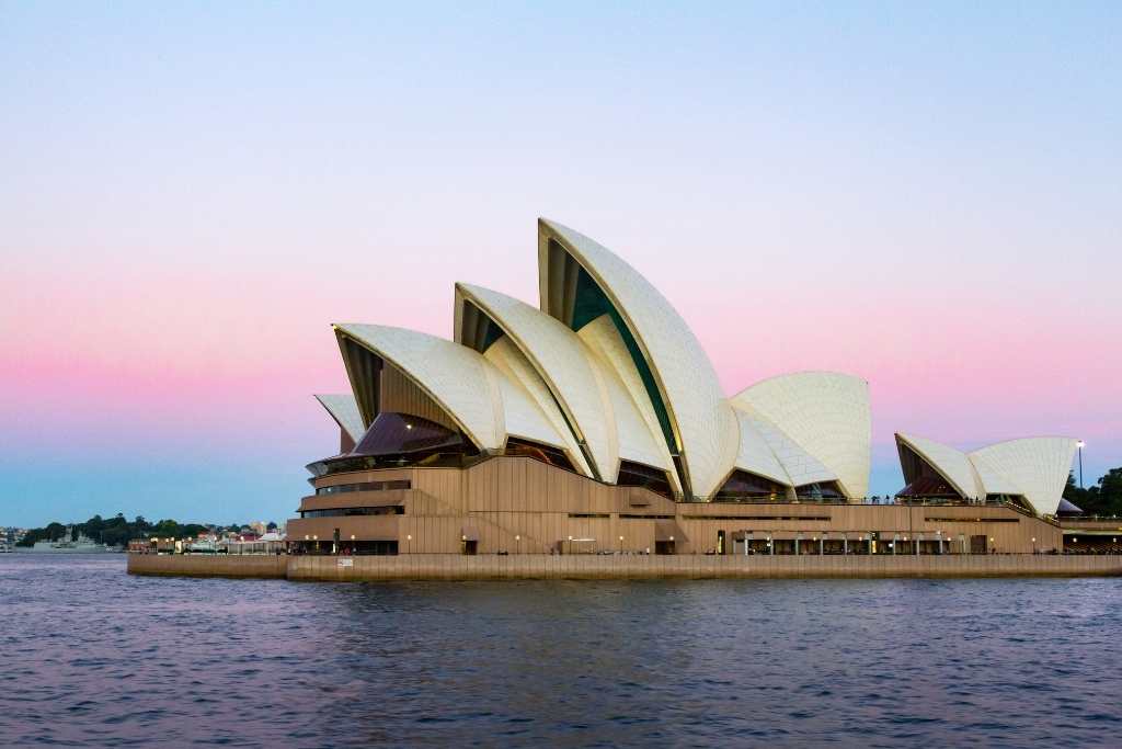 walking tours at sydney opera house